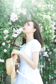 军训女生跳舞走光